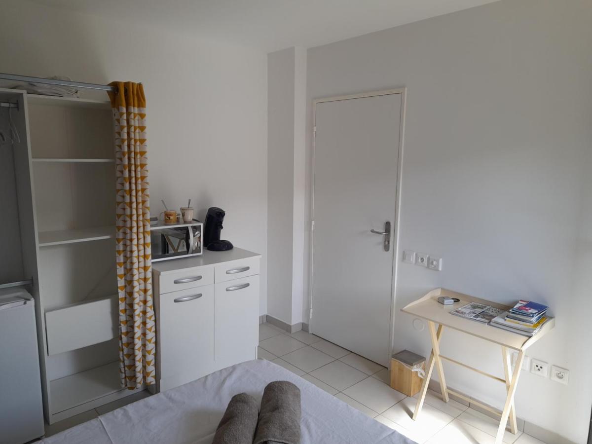 Chambre Avec Salle De Bain, Wc Et Terrasse L'Etang-Sale Luaran gambar