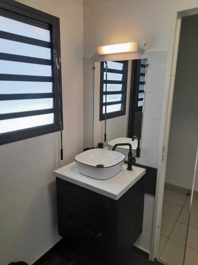 Chambre Avec Salle De Bain, Wc Et Terrasse L'Etang-Sale Luaran gambar